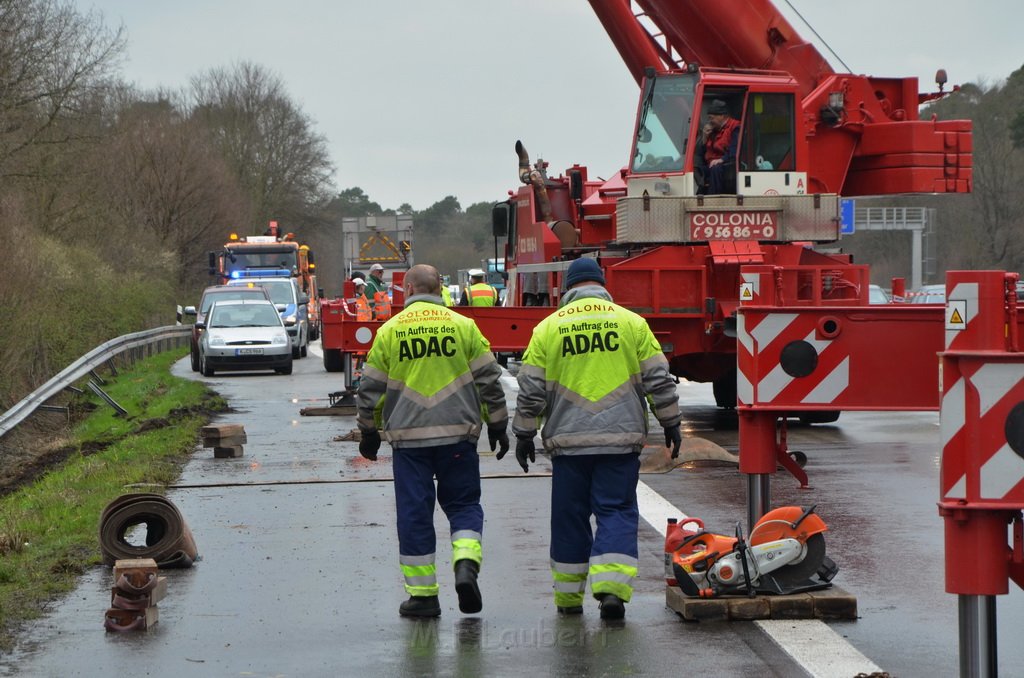 VU LKW umgestuerzt A 3 Rich Frankfurt AS Koenigsforst P307.JPG - Miklos Laubert